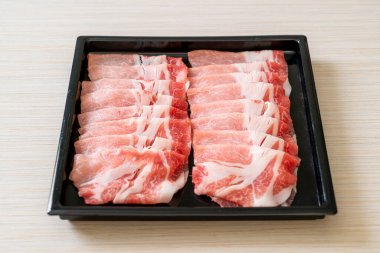 Dilimlenmiş taze domuz filetosu.