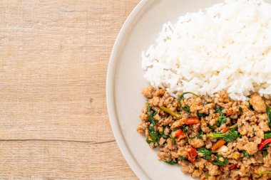 Tayland usulü kızarmış fesleğen, kıymalı domuz ve biberli pilav. Tayland usulü.