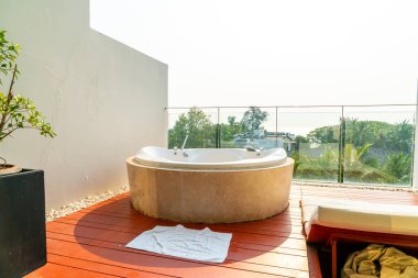 Balkonda jakuzi küveti dekorasyonu.