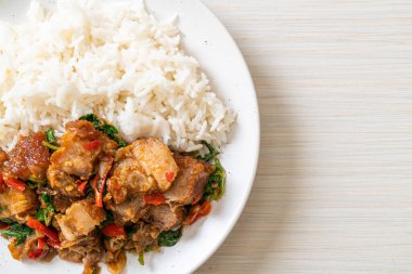 Kızarmış domuz eti ve pirinçli fesleğen Asya yerel sokak yemeği tarzı.