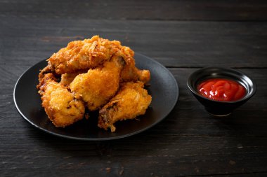 Ketçaplı kızarmış tavuk kanadı - sağlıksız yemek.