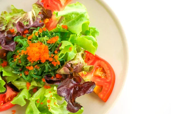 Salada Legumes Com Algas Japonesas Ovos Camarão Isolados Fundo Branco — Fotografia de Stock