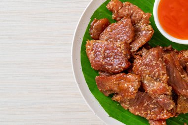 Tabakta sosla kurutulmuş domuz eti.