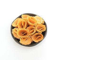 Çıtır hindistan cevizi rulosu (Asya atıştırması) beyaz arkaplanda izole edildi