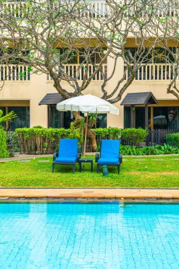 Otel havuzunda yüzme havuzu ve şemsiyesi