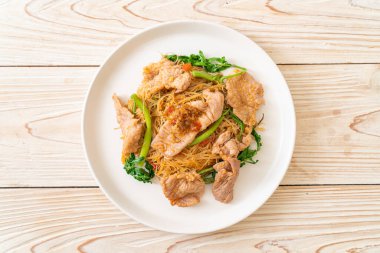 Kızarmış pirinç vermicelli ve domuz etli mimoza Asya usulü.