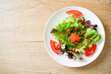Japon yosunu ve karides yumurtalı sebze salatası - sağlıklı ve vejetaryen yemek tarzı
