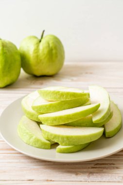 taze guava meyveleri (tropikal meyve) dilimlenmiş