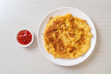 Omlet ya da ketçaplı omlet.