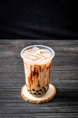 Tahta masada köpüklü Tayvan sütü çayı