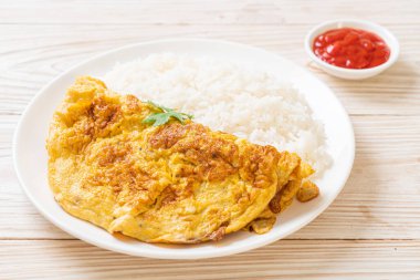 Pirinç ve ketçaplı omlet veya omlet.