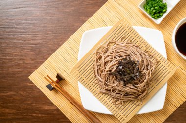 Soğuk karabuğday sobalı erişte veya zaru ramen Japon yemek tarzı.