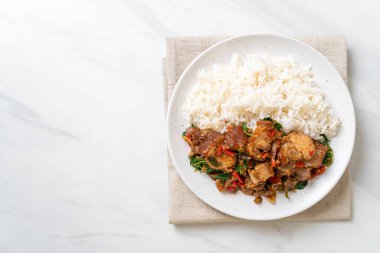 Kızarmış domuz eti ve pirinçli fesleğen Asya yerel sokak yemeği tarzı.