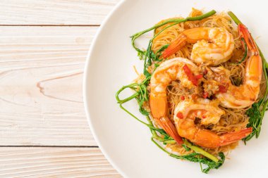 Kızarmış pirinç vermicelli ve karidesli su mimozası.