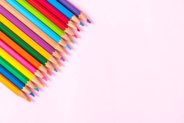 Fotokopi alanı olan pembe arkaplan üzerindeki renk kalemi