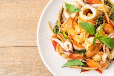 Kızarmış baharatlı deniz yemekleri (Pad Cha Talay) - Tayland yemeği tarzı