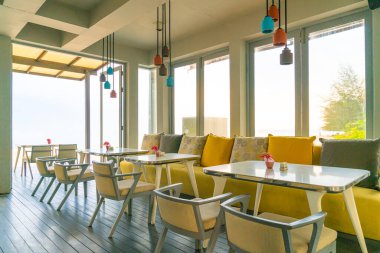 Kafe restoranında boş sandalye ve masa.