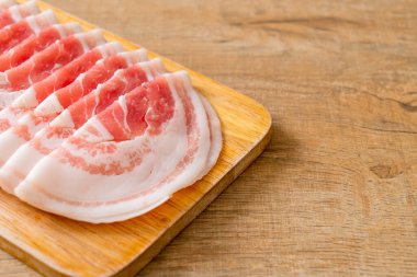 Dilimlenmiş taze domuz eti