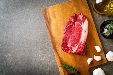 Taze çiğ biftek veya çiğ et.