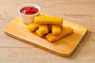 Kızarmış balık kroket ve ketçap.