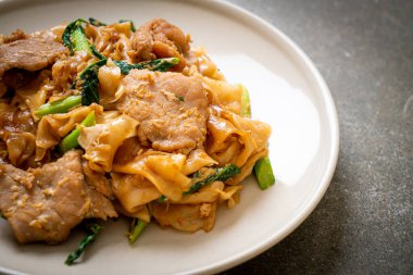 Kızarmış pirinç eriştesi, soya sosu, domuz eti ve lahana. Asya usulü.