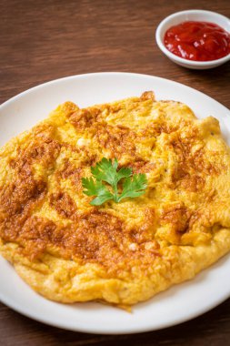 Omlet ya da ketçaplı omlet.