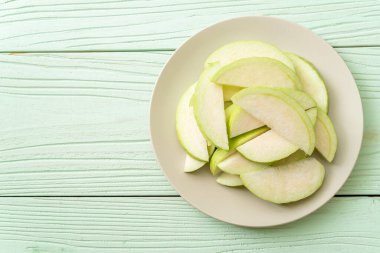 taze guava meyveleri (tropikal meyve) dilimlenmiş