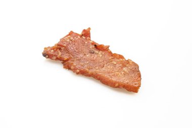 Beyaz arka planda izole edilmiş kurutulmuş domuz eti.