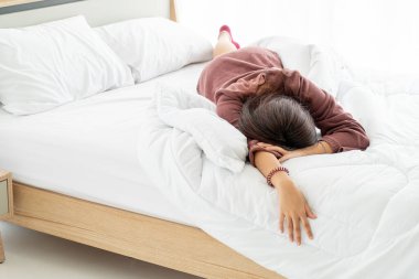 Güzel Asyalı kadınlar sabahları yatakta uyur.