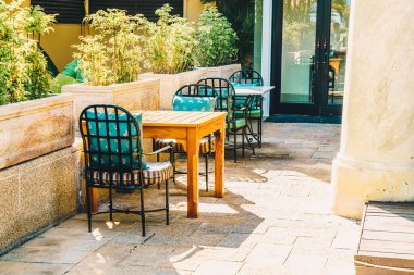 boş açık veranda sandalye ve masa