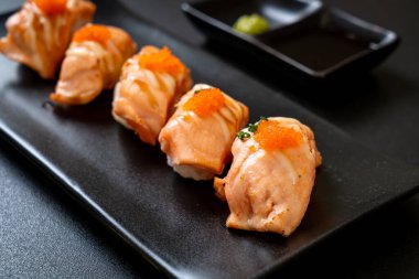 Japon usulü ızgara somon suşisi.