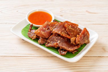 Tabakta sosla kurutulmuş domuz eti.