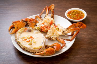 Baharatlı deniz ürünleri soslu taze sütle haşlanmış yumurta yengeci.