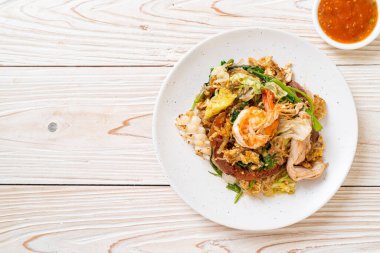 Kurutulmuş sukiyaki - Sukiyaki soslu sebzeli ve deniz mahsullü termicelli.