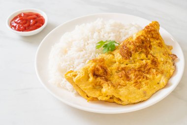 Pirinç ve ketçaplı omlet veya omlet.