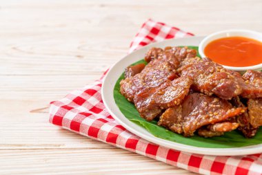 Tabakta sosla kurutulmuş domuz eti.