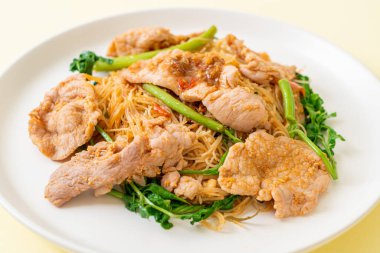 Kızarmış pirinç vermicelli ve domuz etli mimoza Asya usulü.