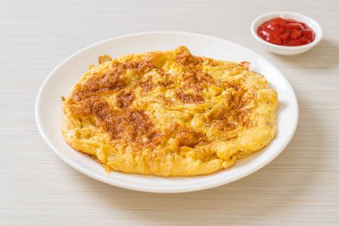Omlet ya da ketçaplı omlet.