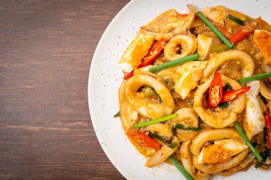 Kızarmış kalamar ya da ahtapotu tuzlu yumurtayla karıştırın - Asya yemeği tarzı