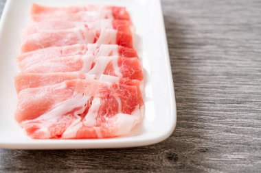 Dilimlenmiş taze domuz filetosu.