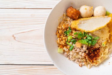 Balık köfteli baharatlı erişte ve kıymalı domuz eti (Tom Yum Erişte) - Asya yemeği tarzı