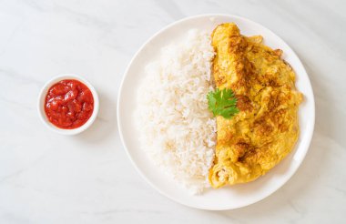 Pirinç ve ketçaplı omlet veya omlet.