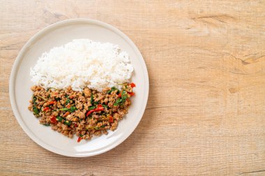 Tayland usulü kızarmış fesleğen, kıymalı domuz ve biberli pilav. Tayland usulü.