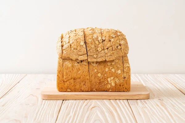 Нарезанный Хлеб Цельнозерновых Деревянном Столе — стоковое фото