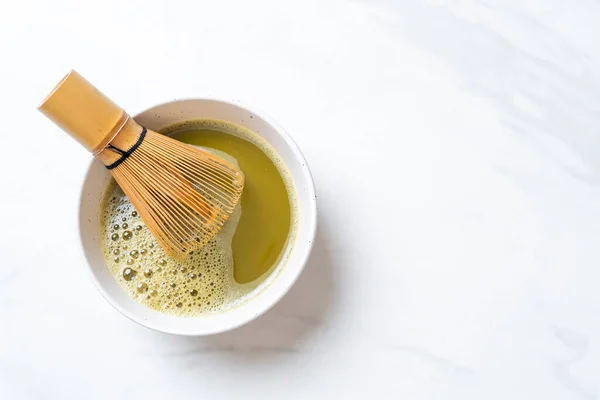 Чашка Зеленого Чая Зеленым Чайным Порошком Бамбуковым Венчиком — стоковое фото