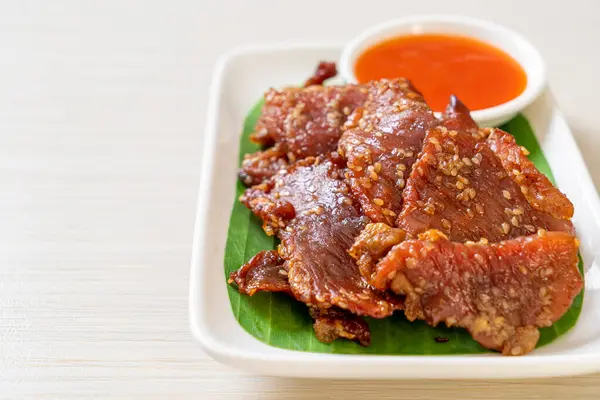 Sonnengetrocknetes Schweinefleisch Mit Sauce Auf Teller — Stockfoto