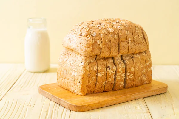 Tahta Bir Masada Dilimlenmiş Kepekli Ekmek — Stok fotoğraf