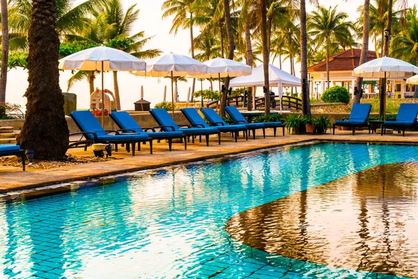 Belo Guarda Chuva Cadeira Torno Piscina Hotel Resort Férias Concerto — Fotografia de Stock