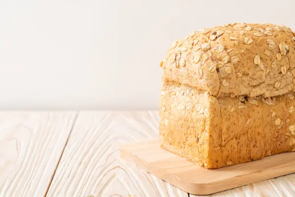 Нарезанный Хлеб Цельнозерновых Деревянном Столе — стоковое фото