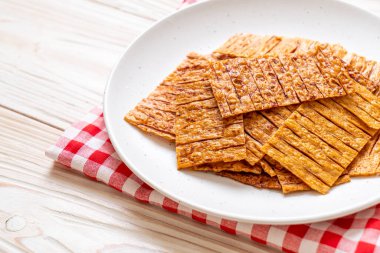 tabakta kalamar deniz ürünleri atıştırması